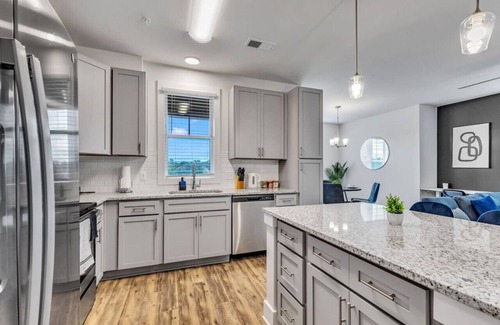 Hayes Apartment | Luxurious King 2BR Suite—Mins to