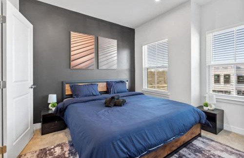 Charlotte House | Luxurious King 3BR Townhouse Mins to Uptown CLT!