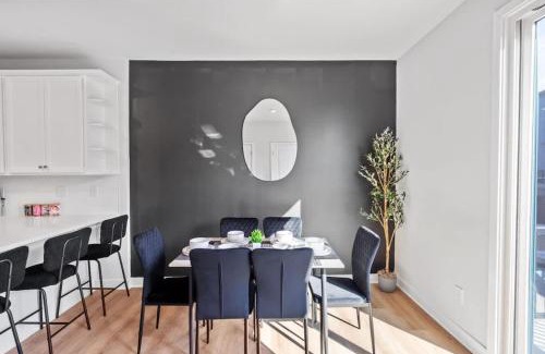 Charlotte House | Luxurious King 3BR Townhouse Mins to Uptown CLT!