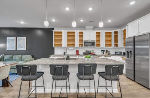 Durham House | Luxurious King 3BR Townhouse Mins to Downtown!