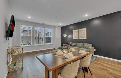 Durham House | Luxurious King 3BR Townhouse Mins to Downtown!