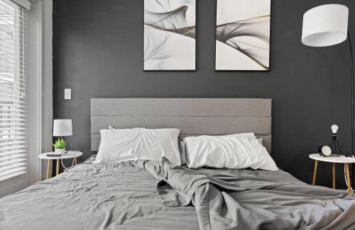 Cherry Apartment | Luxurious King Bed Studio in Midtown!