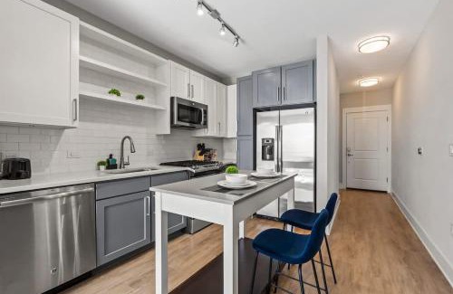 Cherry Apartment | Luxurious King Bed Studio in Midtown!