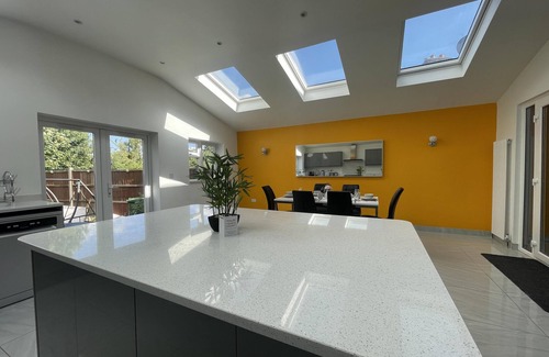 Luton House | Luxurious Kitchen Lrg Bedrooms Holiday FreeParking