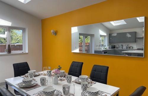 Luton House | Luxurious Kitchen Lrg Bedrooms Holiday FreeParking
