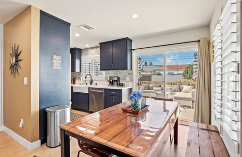 Toluca Lake House | Luxurious LA Retreat with Hot Tub, Gym & Workspace