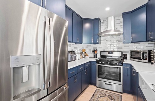 Toluca Lake House | Luxurious LA Retreat with Hot Tub, Gym & Workspace