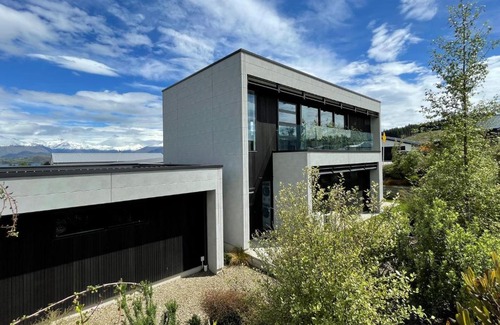 Wanaka House | Luxurious Lake and Alpine Views