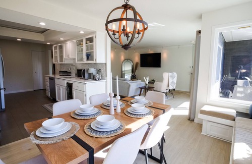 Inglewood-Finn Hill Condo | Luxurious Lake Front Condo With Stunning Views In Kirkland