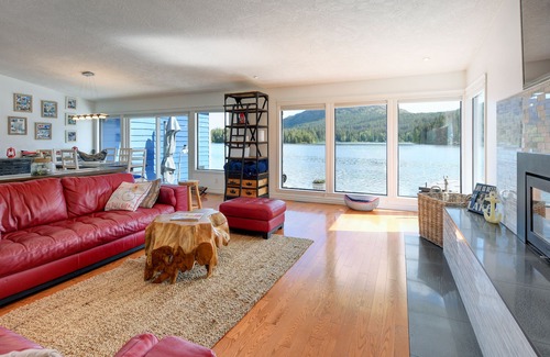 Shawnigan Lake House | Luxurious Lake House Estate