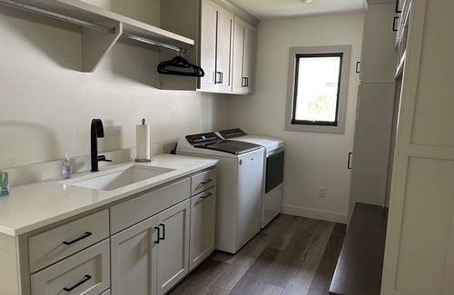 Cold Spring House | Luxurious lake home, new 4 bdrm, 3 bath 2 kitchens modern farmhouse on SRCL.org