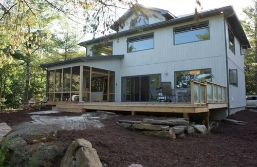 Trent Lakes House | Luxurious lake house, sunset views and Muskoka room