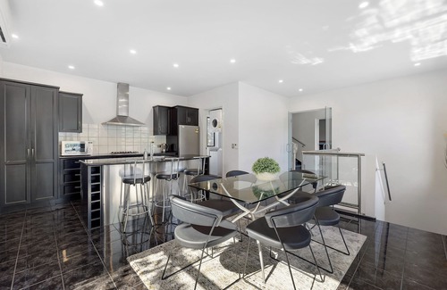 Kelvin Heights House | Luxurious Lake View Escape - 3 Bedroom Home!