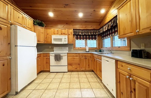 Reeders Cabin | Luxurious Lake View Log Cabin with Fire Pit in the Poconos