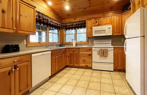Reeders Cabin | Luxurious Lake View Log Cabin with Fire Pit in the Poconos