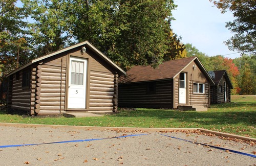 Golden Lake Cottage | Luxurious Lakefront Home - Sleeps 12
