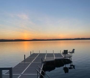 Bewdley House | Luxurious Lakefront Cottage, Sleeps 12
