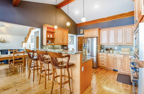 Hoodsport House | Luxurious lakefront home with matchless mountain view & private hot tub- dogs OK