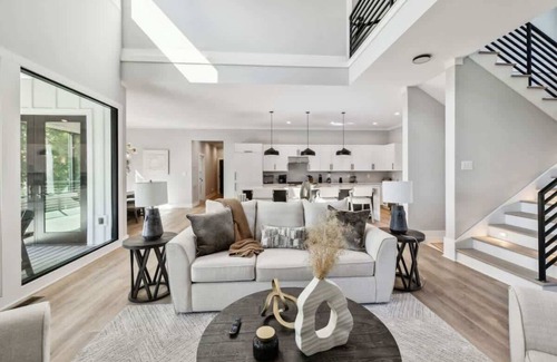 Kingston House | Luxurious Lakefront Retreat in Kingston