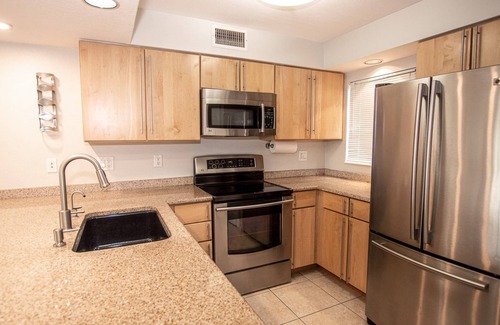 Wesley Chapel Condo | Luxurious Lakeside Getaway: Ground Floor Condo with 3 En-Suite Rooms, Golf Access, Amazing Sunsets