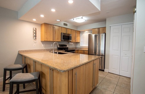 Wesley Chapel Condo | Luxurious Lakeside Getaway: Ground Floor Condo with 3 En-Suite Rooms, Golf Access, Amazing Sunsets