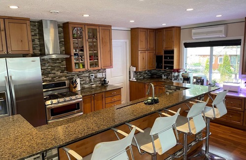 Regional District of Nanaimo House | Luxurious Lakeside Living on Long Lake in Nanaimo