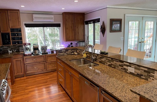Regional District of Nanaimo House | Luxurious Lakeside Living on Long Lake in Nanaimo