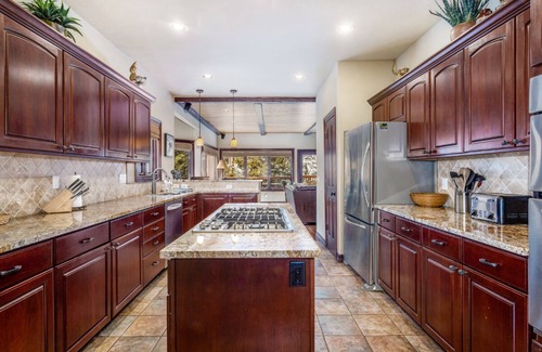 Highland Meadows House | Luxurious & Large - 3 Living Rooms, Private Hot Tub, Convenient to Free Bus