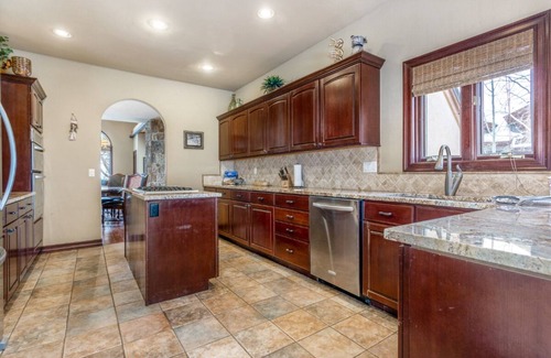 Highland Meadows House | Luxurious & Large - 3 Living Rooms, Private Hot Tub, Convenient to Free Bus