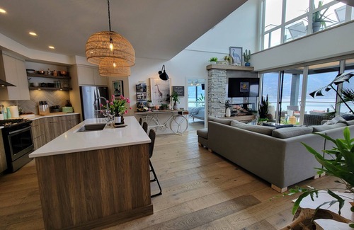 Kelowna Central Business District Condo | LUXURIOUS LEGAL LICENSED Penthouse Oasis @ Okanagan LakenLICENSED 4084946