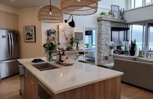 Kelowna Central Business District Condo | LUXURIOUS LEGAL LICENSED Penthouse Oasis @ Okanagan LakenLICENSED 4084946