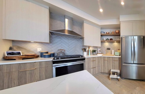 Kelowna Central Business District Condo | LUXURIOUS LEGAL LICENSED Penthouse Oasis @ Okanagan LakenLICENSED 4084946