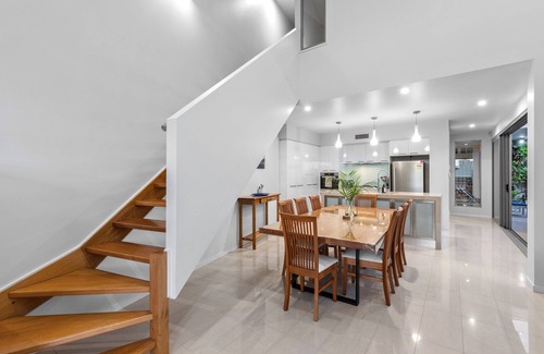 Bulimba House | Luxurious Living! 3Bed/3Bath/1Car/Pool ~ Balmoral