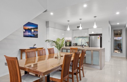 Bulimba House | Luxurious Living! 3Bed/3Bath/1Car/Pool ~ Balmoral