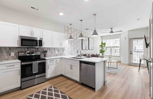 East Raleigh Apartment | Luxurious Living 5 Min From Downtown
