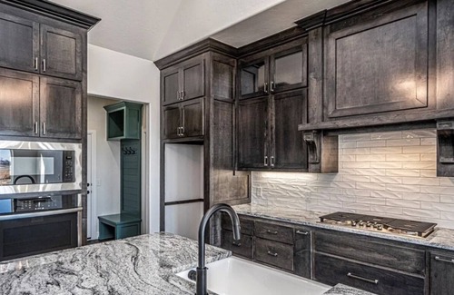 Mustang House | Luxurious Living in Mustang - Executive style home, great for families!