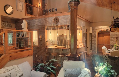 Ozona House | Luxurious living space & tropical privacy in Palm Harbor, FL