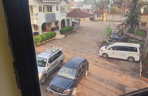 Mbarara House | Luxurious Lodge in Mbarara with Shared Pool and Central AC