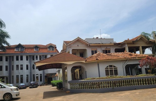 Mbarara House | Luxurious Lodge in Mbarara with Shared Pool and Central AC