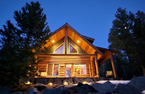 Crescent Cabin | LUXURIOUS LOG CABIN HOT TUB, trails, lakes, hiking, biking, skiing, THEATER ROOM