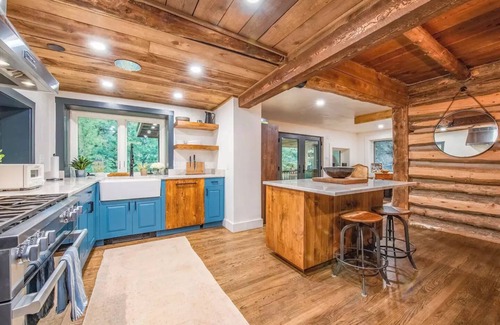 Taos House | Luxurious Log Cabin on a Rivern