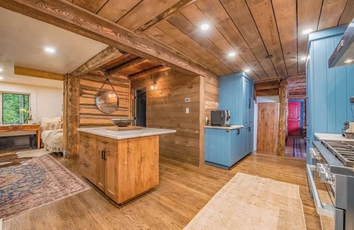 Taos House | Luxurious Log Cabin on a Rivern