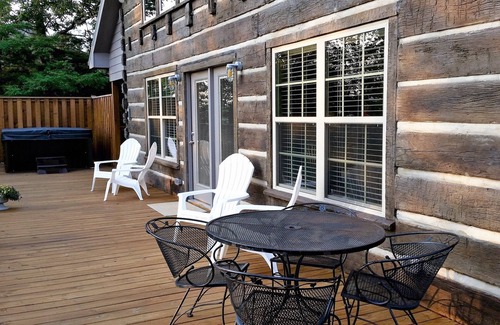 Monteagle Cabin | Luxurious Log Cabin With Breathtaking Bluff View and Hot Tub!