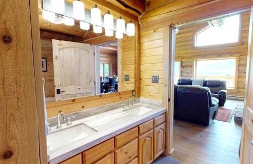 Cameron House | Luxurious Log Home with Madison River Views near Three Dollar Bridge, J & J Ranch, Montana