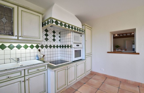 Verneuil Villa | Luxurious Mansion in Verneuil with Whirlpool
