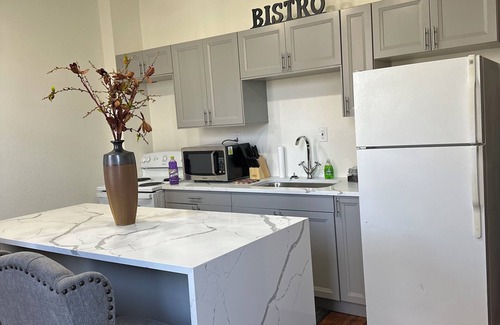 Dayton Condo | Luxurious Marble bath & kit1 bedroom condo WiFi nDAYTON 2 min downtown 5 min UD