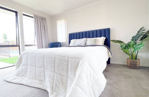 Hamilton Apartment | Luxurious Master Bedroom With Pool View : Hamilton