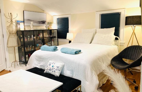 Framingham House | Luxurious Master Bedroom w/ 4K 65” TV, Netflix, Desk for Work & Makeup