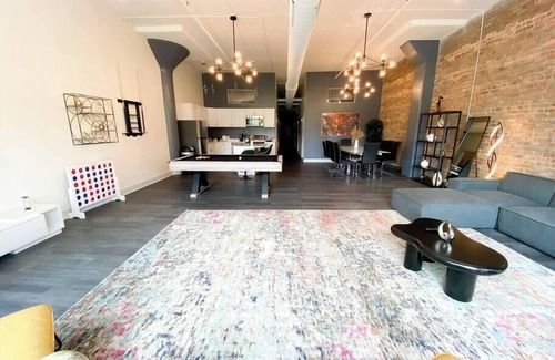 Near South Side Apartment | Luxurious McCormick 6 bed/4 bath Suite for up to 12 guests w Jacuzzi/Opt parking