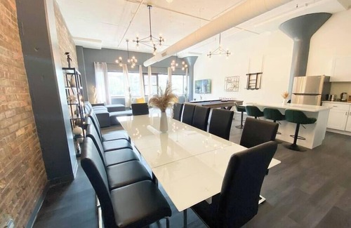 Near South Side Apartment | Luxurious McCormick 6 bed/4 bath Suite for up to 12 guests w Jacuzzi/Opt parking